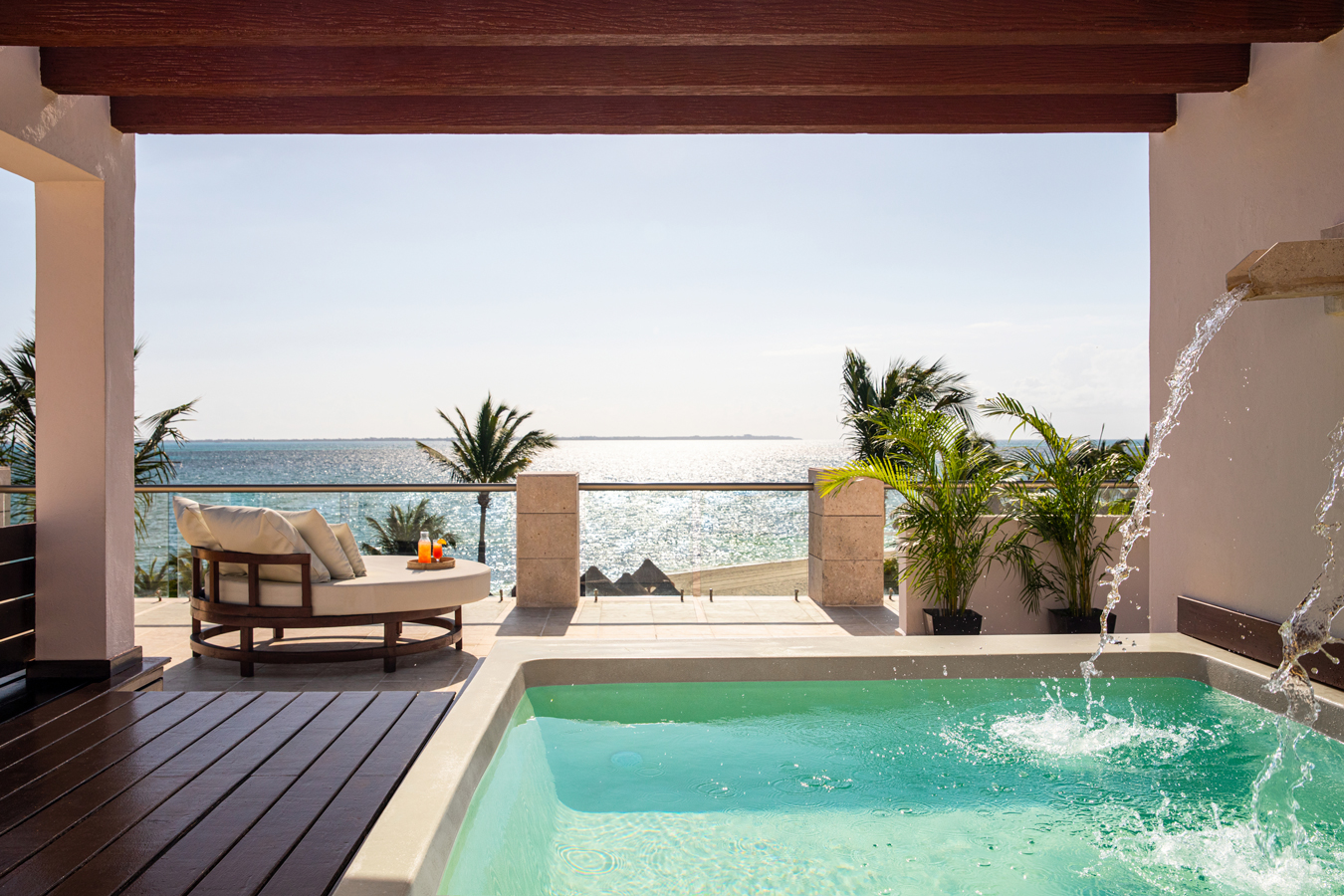 Enjoy a honeymoon un a luxe resort suite