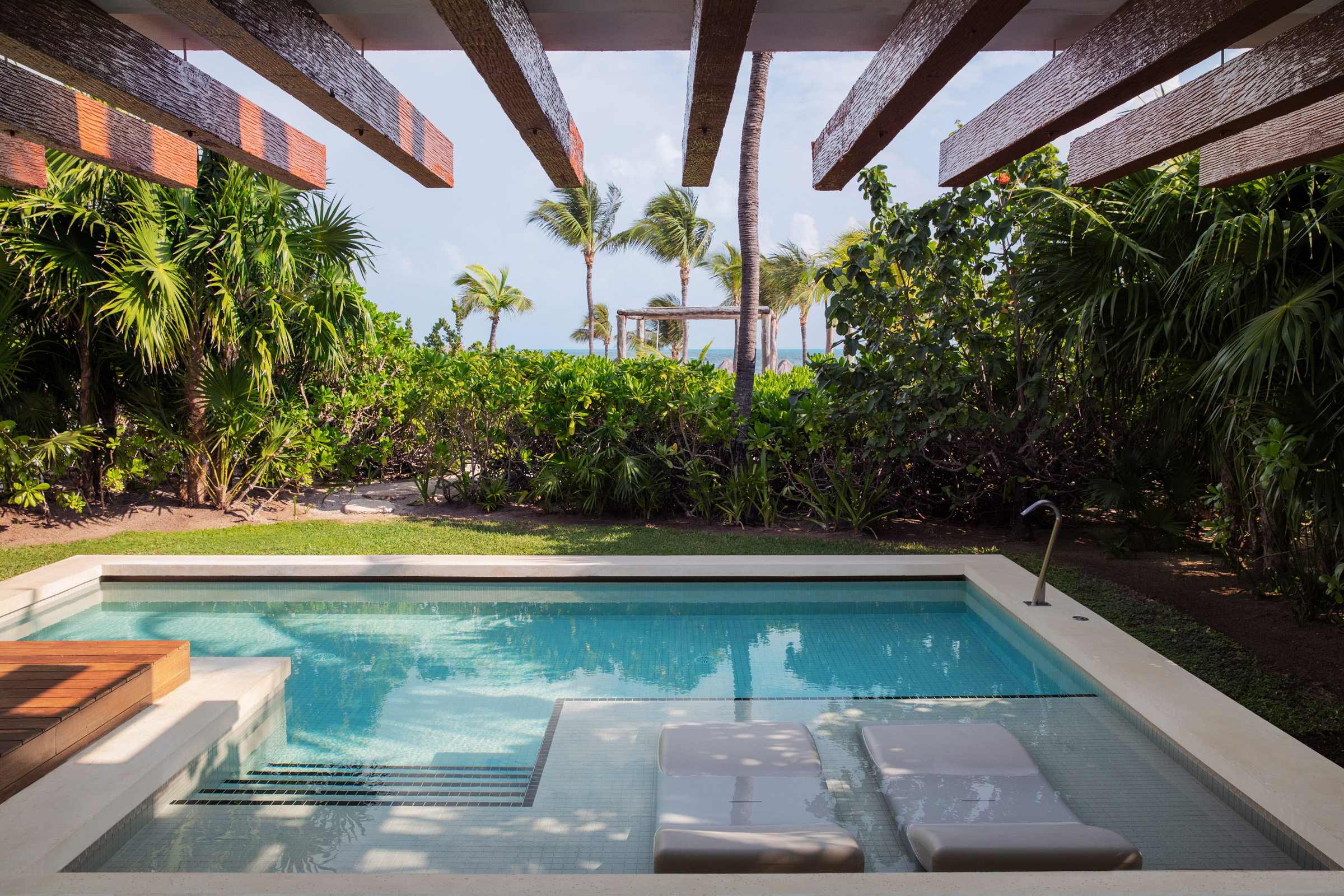 Enjoy a honeymoon un a luxe resort suite