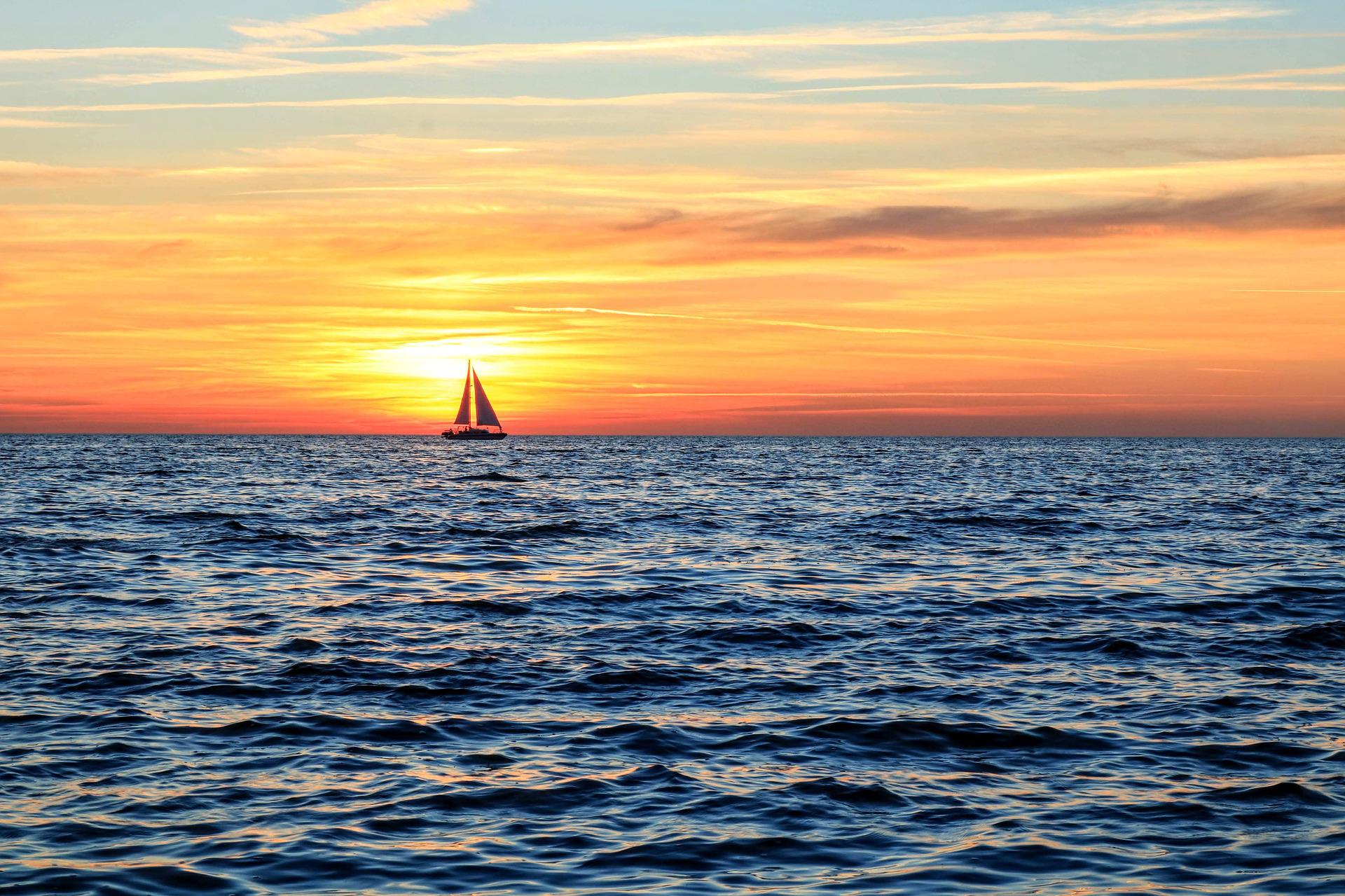 Private sailing tour for couples in Cancun with a beautiful sunset