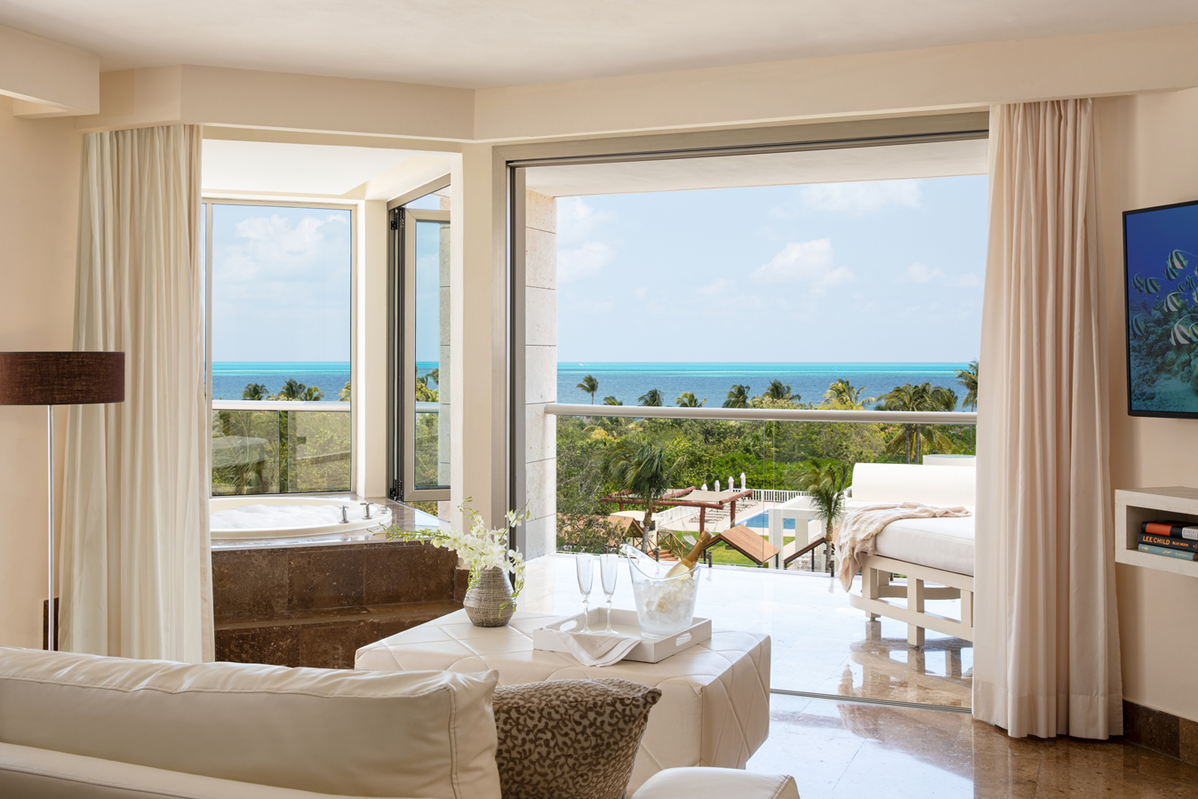 Perfect ocean view suite in Playa Mujeres