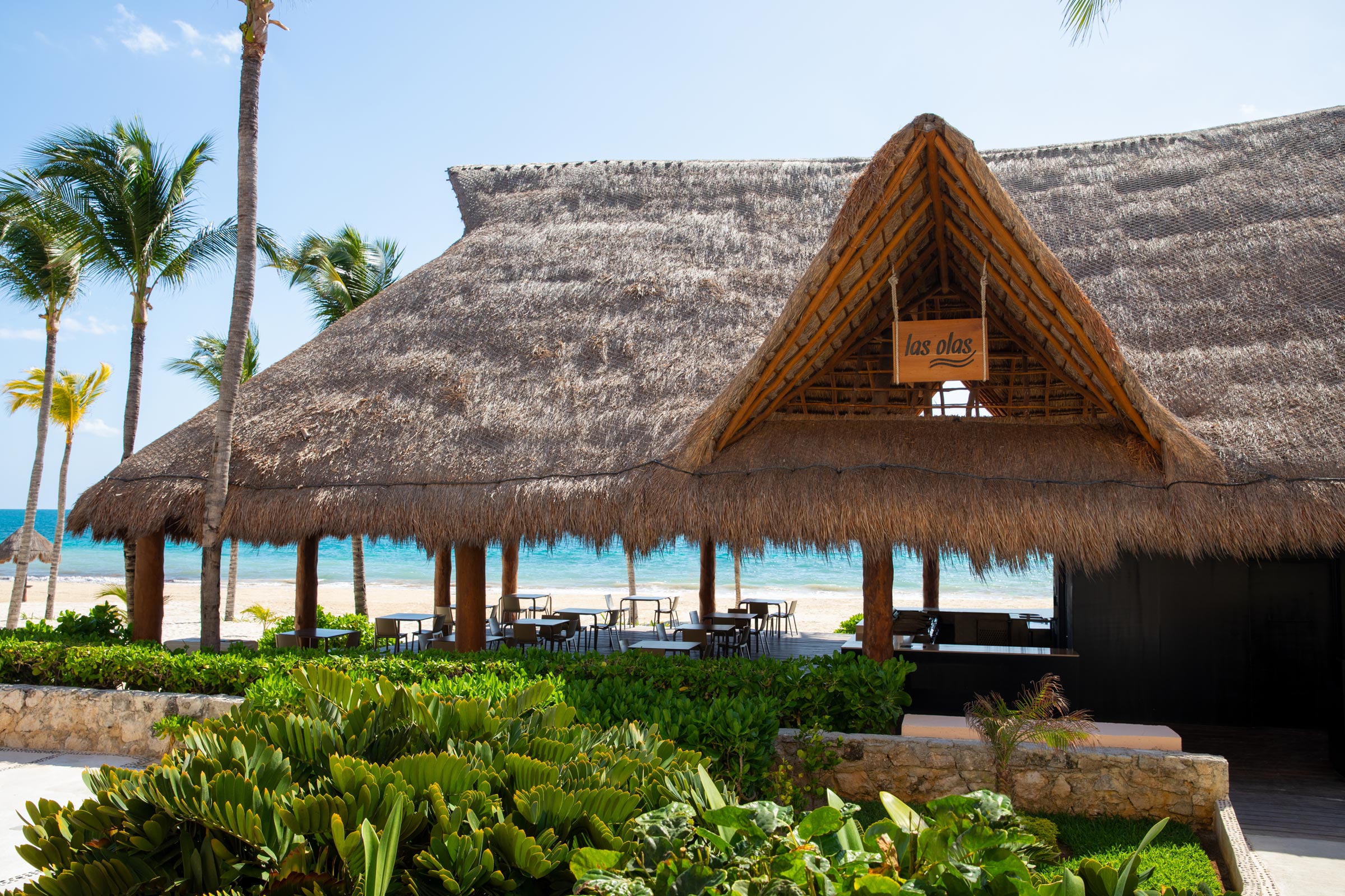 Las Olas Restaurant at Excellence Riviera Cancun enjoy delicious meals on the sand